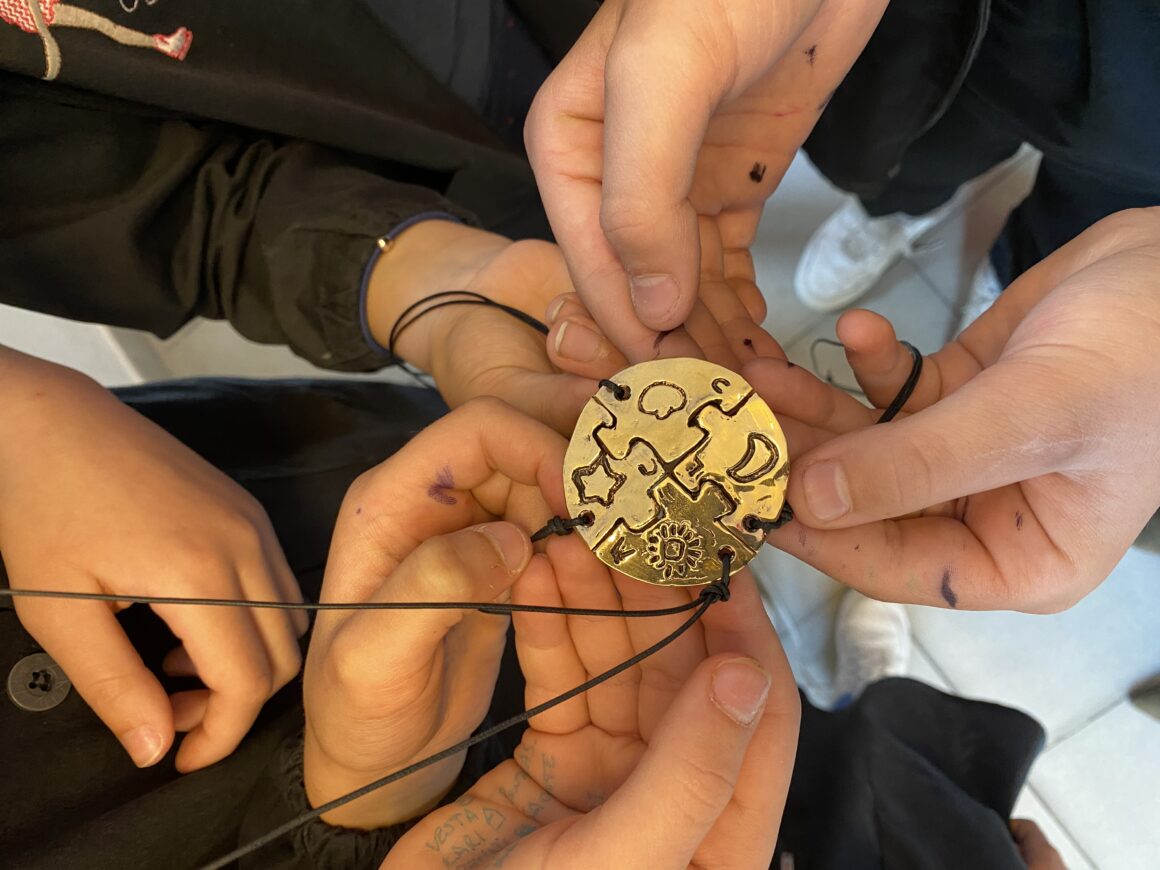 L’ARTE DEL GIOIELLO A SCUOLA: CONSEGNATI AI BAMBINI I GIOIELLI DA LORO STESSI DISEGNATI E REALIZZATI