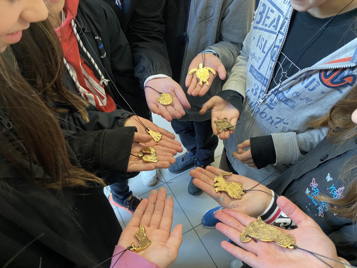 L’ARTE DEL GIOIELLO A SCUOLA: CONSEGNATI AI BAMBINI I GIOIELLI DA LORO STESSI DISEGNATI E REALIZZATI